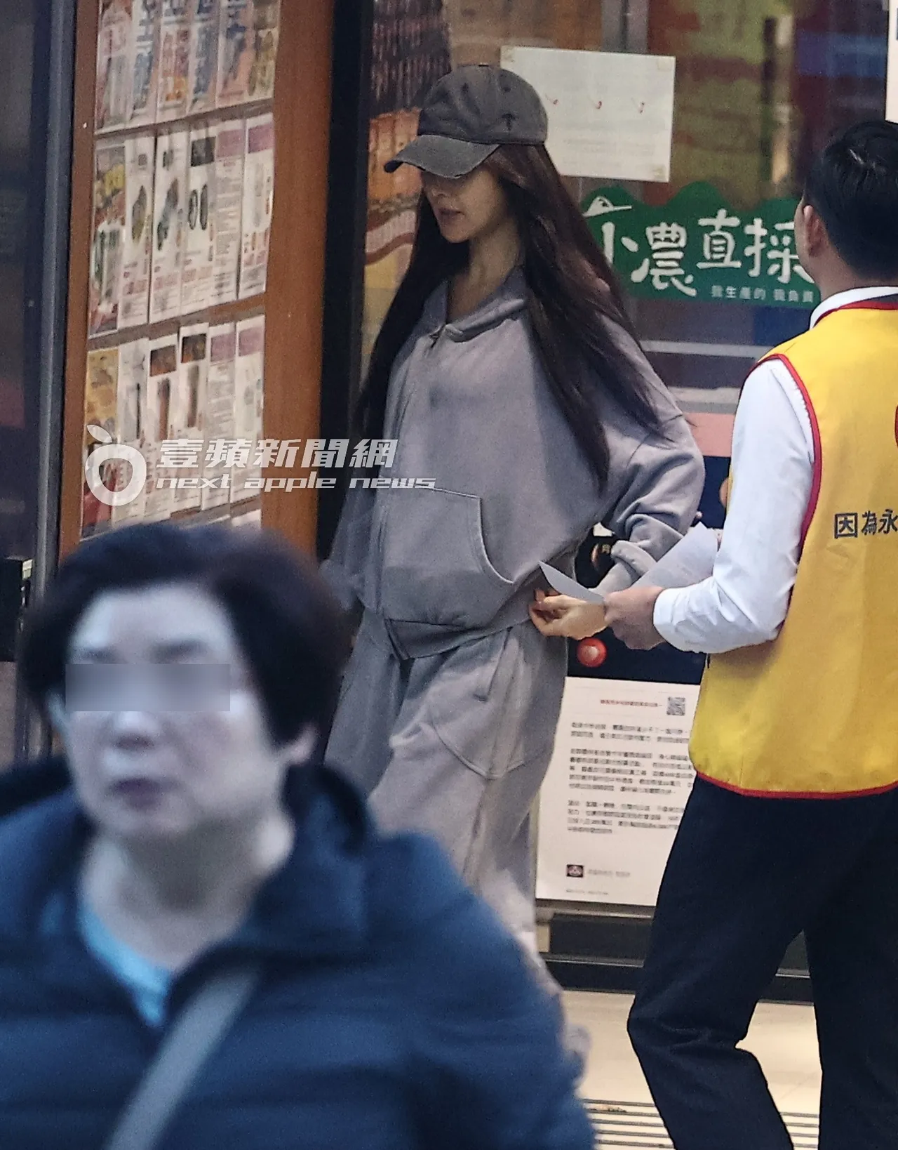 不到10分钟后，吴速玲买完菜离开全联上车。特勤中心摄