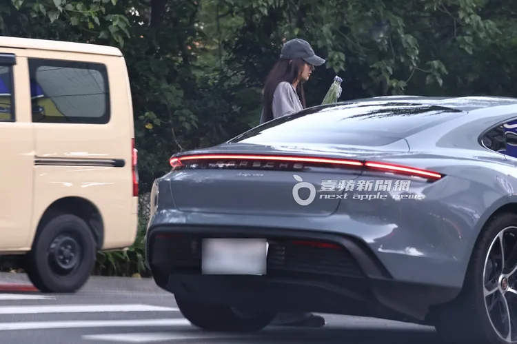 吳速玲到天母全聯買菜，將432萬元起的保時捷違停在門口斑馬線上。特勤中心攝