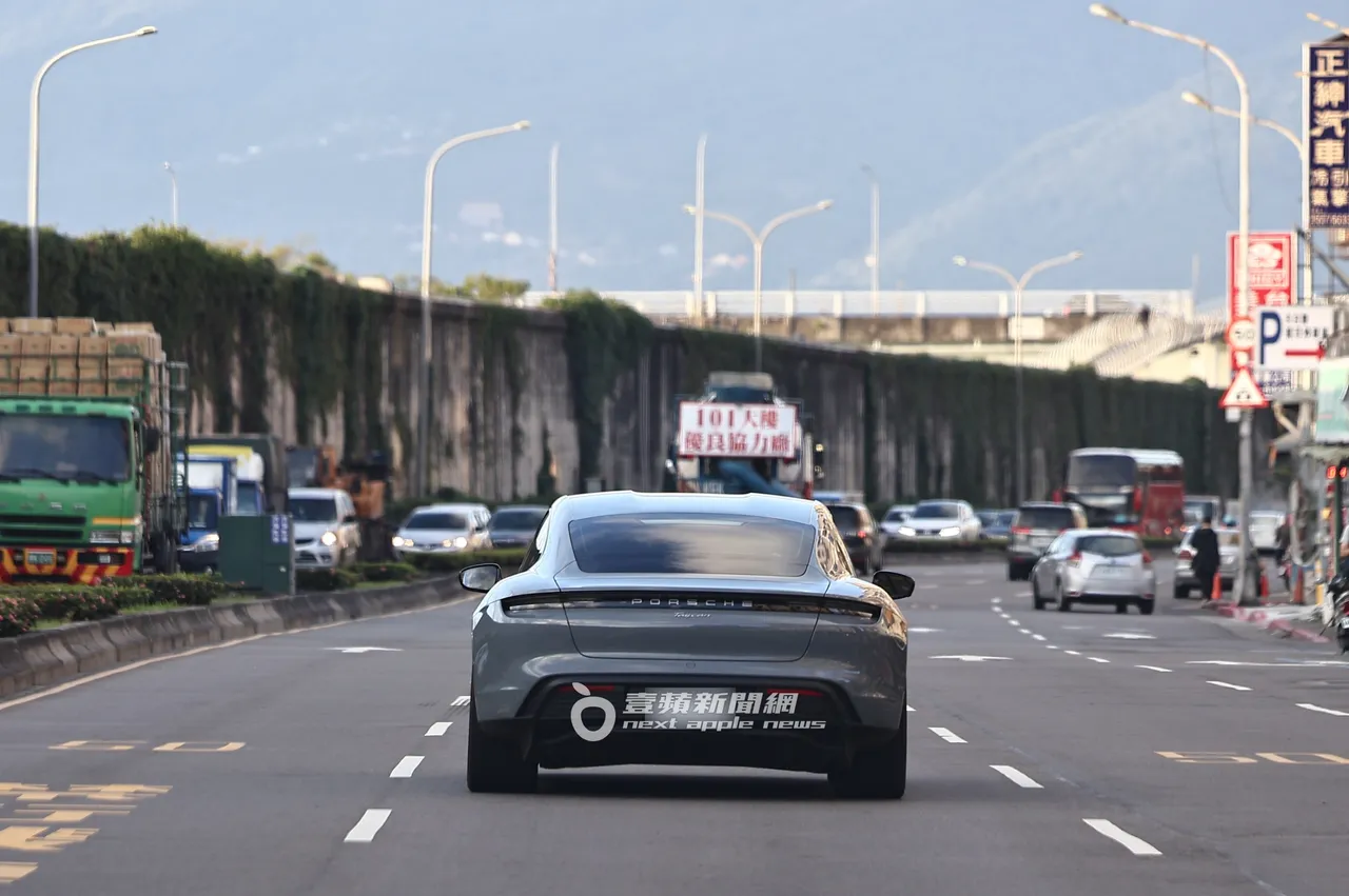 吴速玲开著432万元起的保时捷Taycan电动车返回天母。特勤中心摄