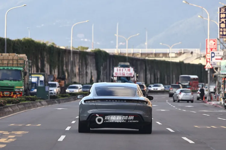 吳速玲開著432萬元起的保時捷Taycan電動車返回天母。特勤中心攝