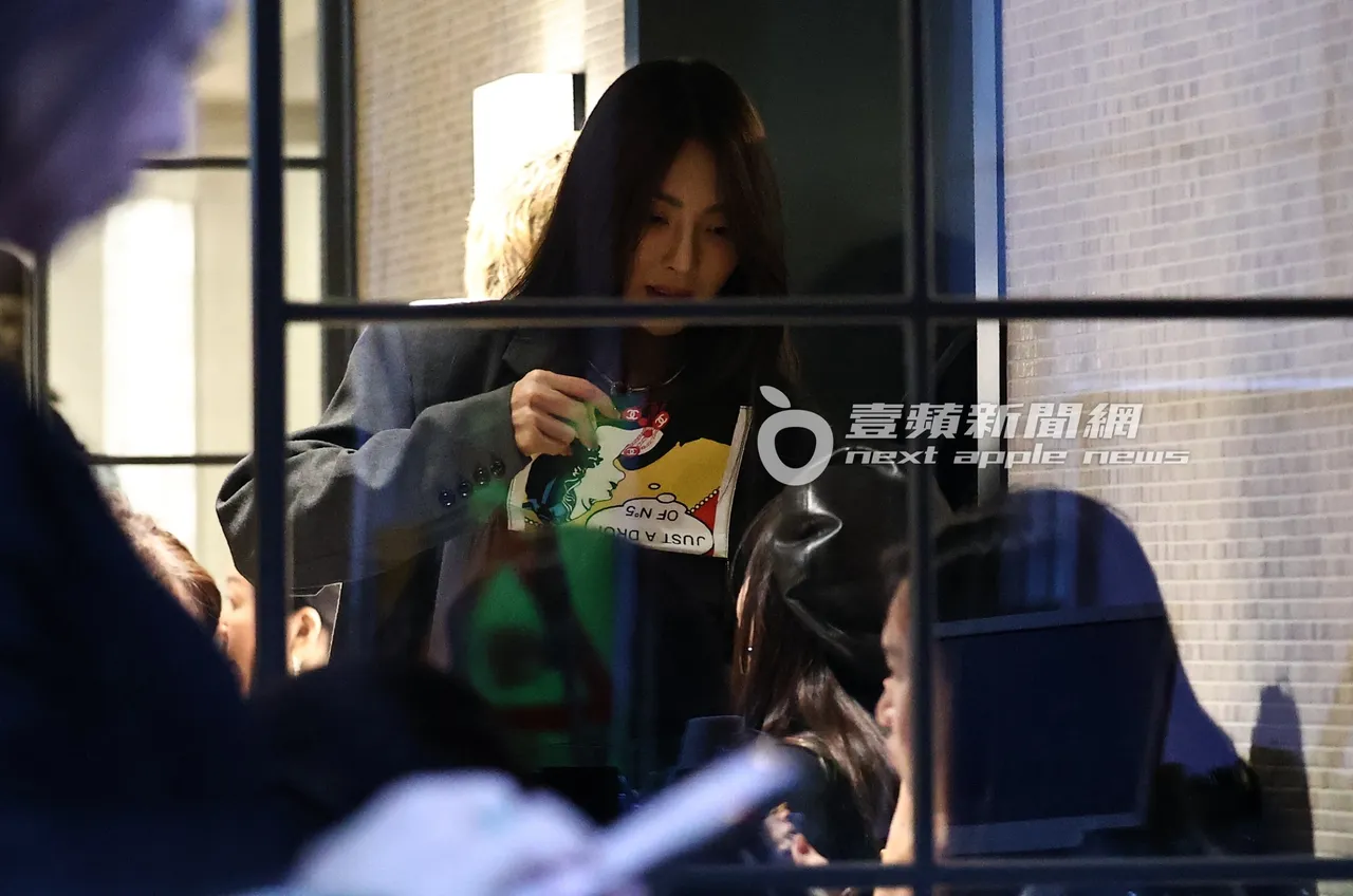 吴速玲拿著香奈儿手提包翻找物品。特勤中心摄