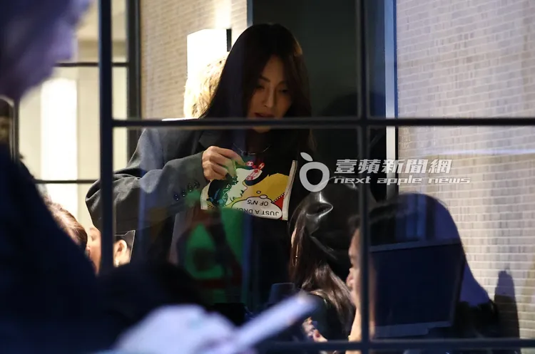 吳速玲拿著香奈兒手提包翻找物品。特勤中心攝