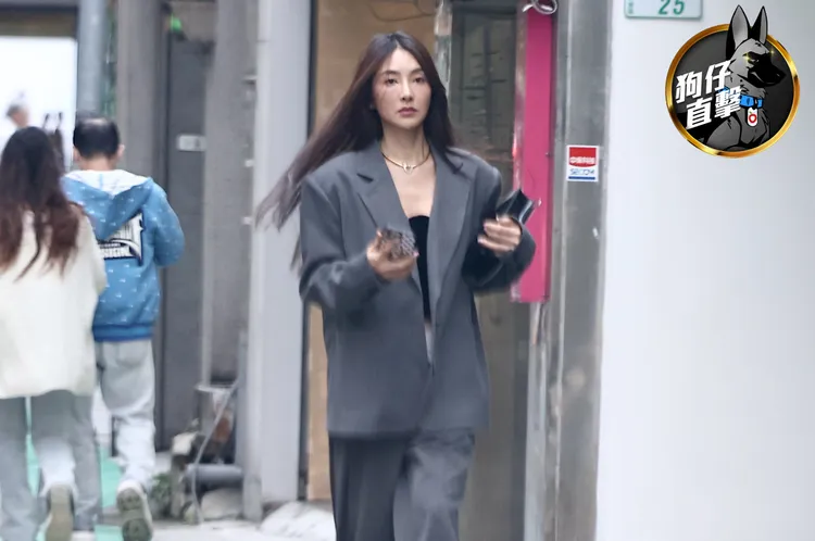 吳速玲穿著寬版西裝外套，內搭性感小可愛，走在東區街頭充滿時尚氣場。特勤中心攝