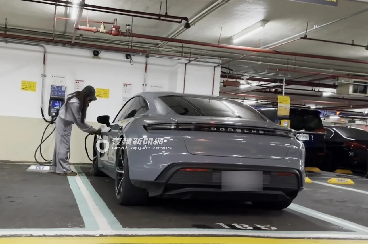 吴速玲接著拔起充电枪准备离去。特勤中心摄