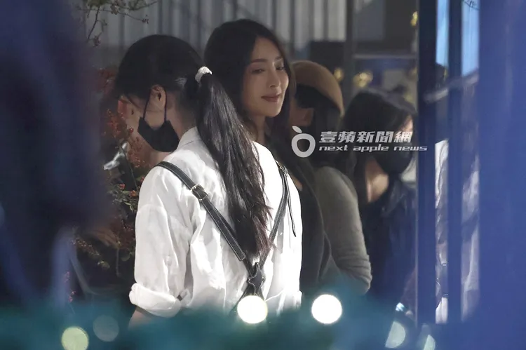 吳速玲在活動現場與貴婦友人們話家常。特勤中心攝