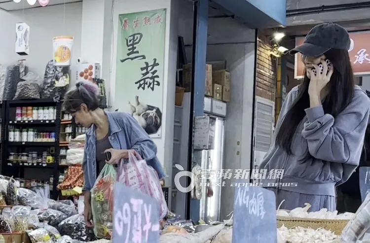 兩天前吳速玲（右）才被直擊在大稻埕迪化街採買乾貨。特勤中心攝