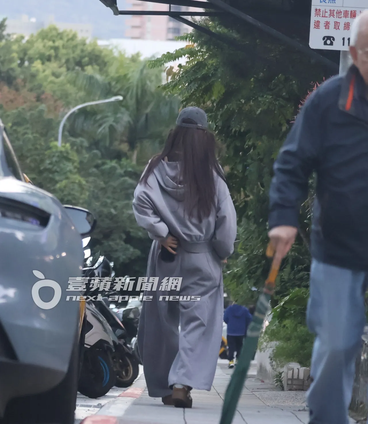 途中吴速玲将车停在全联路边下车进去买菜。特勤中心摄