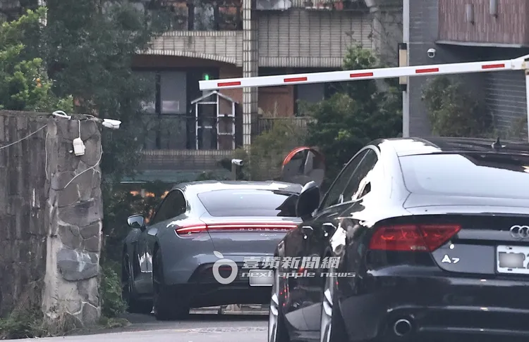 吳速玲駕駛保時捷新車，返回天母豪宅。特勤中心攝