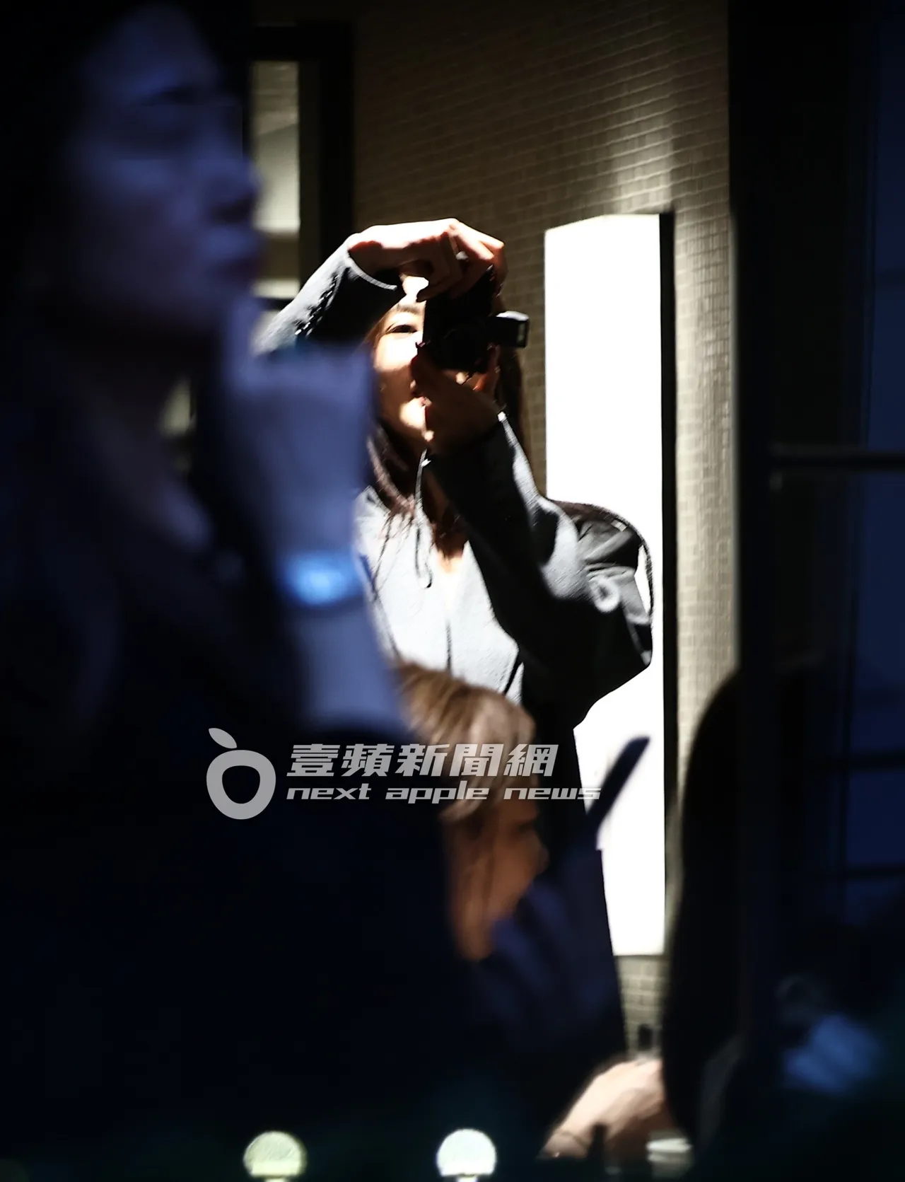 吴速玲出席好友的手帕代理活动，拿出相机为朋友们合影。特勤中心摄