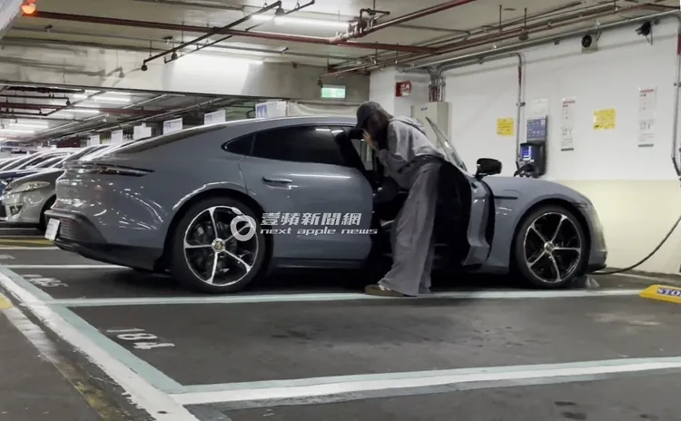 吳速玲將戰利品放到保時捷愛車副駕。特勤中心攝