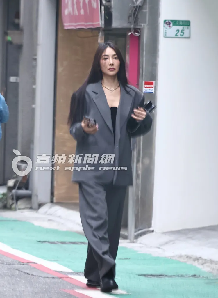 吳速玲一身灰色套裝，抱著香奈兒手拿包赴會。特勤中心攝