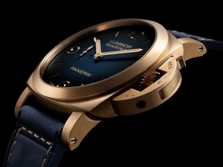 沛納海Luminor Marina Bronzo (PAM01678)，44mm，磨砂青銅錶殼，黑色漸變三明治錶盤，藍色小牛皮錶帶搭配米色縫線錶帶，P.980 自動上鍊機械機芯，動力儲存3日，防水深度500米，51萬3000元。品牌提供