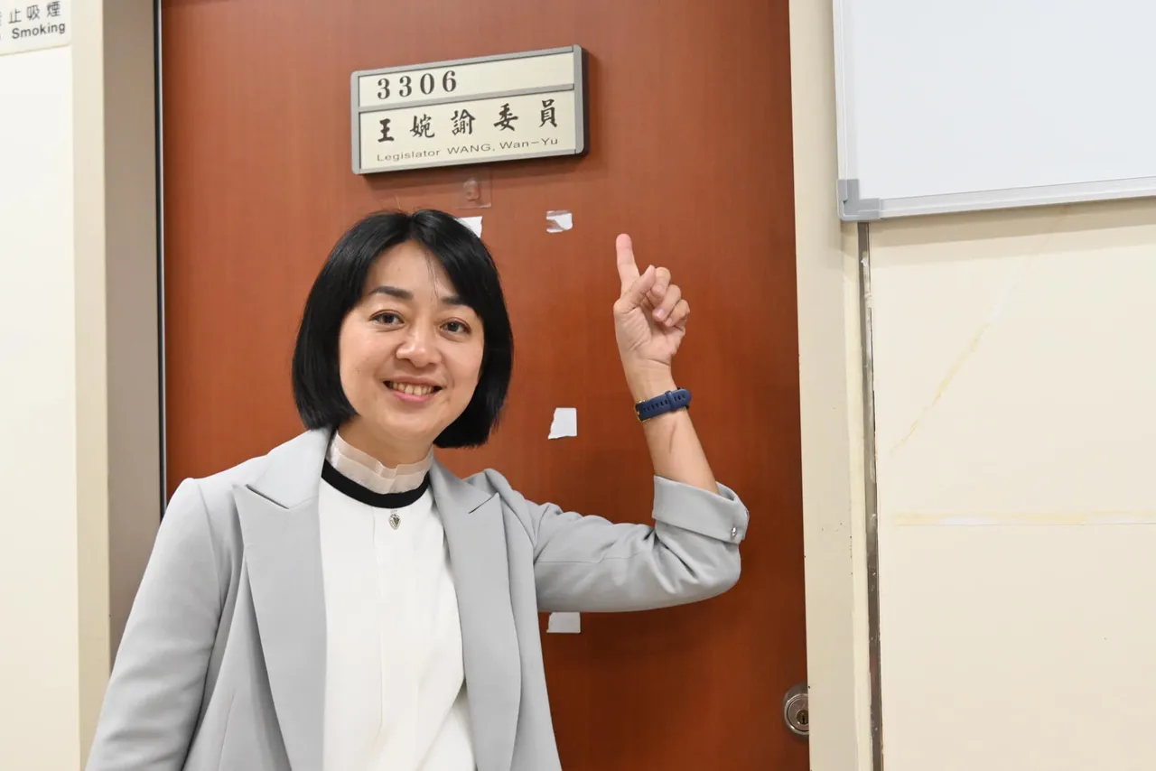 王婉谕曾任立委，她解释助理费与差旅、油资不同，是直接汇入助理帐户。翻摄王婉谕脸书