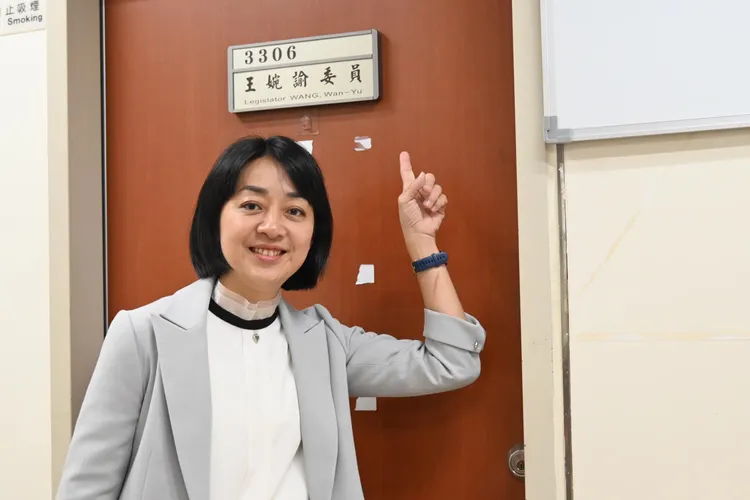 王婉諭曾任立委，她解釋助理費與差旅、油資不同，是直接匯入助理帳戶。翻攝王婉諭臉書