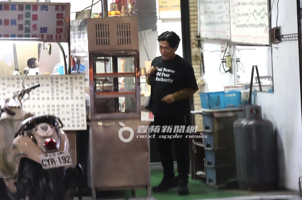 吴宗宪在民权东路六段附近巷弄的北港小吃店点餐。特勤中心摄