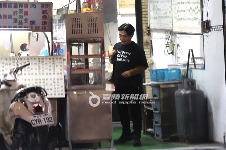 吳宗憲在民權東路六段附近巷弄的北港小吃店點餐。特勤中心攝