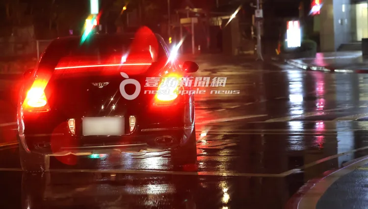 吳宗憲行經民權東路六段巷口停等紅燈時，車輛一度違規停在機車停等區。特勤中心攝