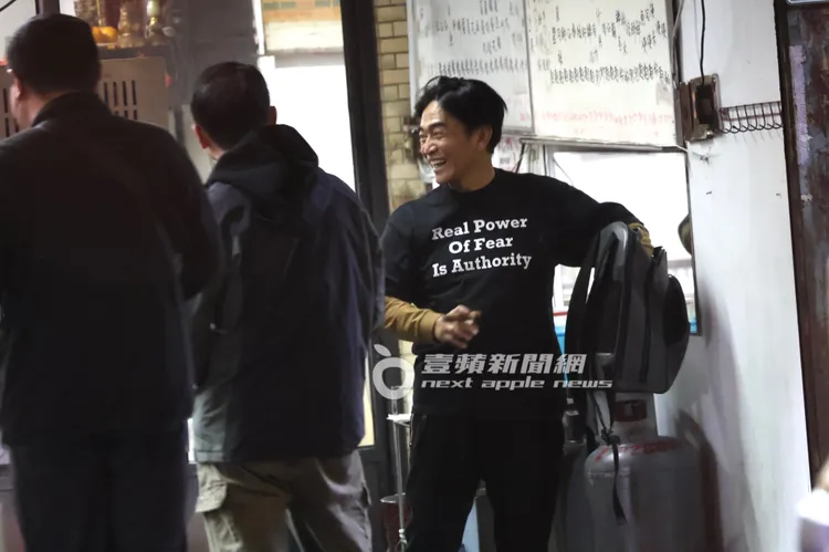 吳宗憲手拿雪茄與老闆夫妻聊得起勁，三人有說有笑。特勤中心攝