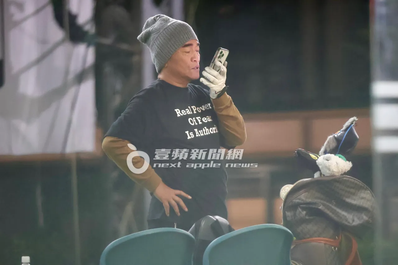 练球期间吴宗宪录制语音讯息传给友人。特勤中心摄