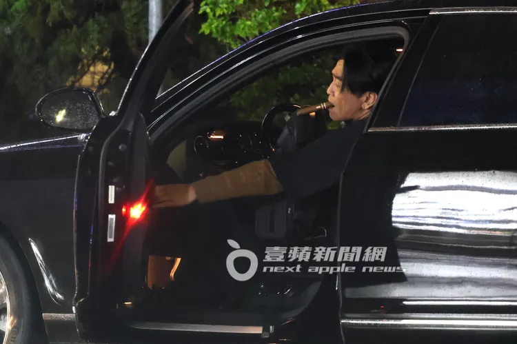 吳宗憲順手將餐點與包包放在副駕座，嘴裡仍叼著雪茄。特勤中心攝