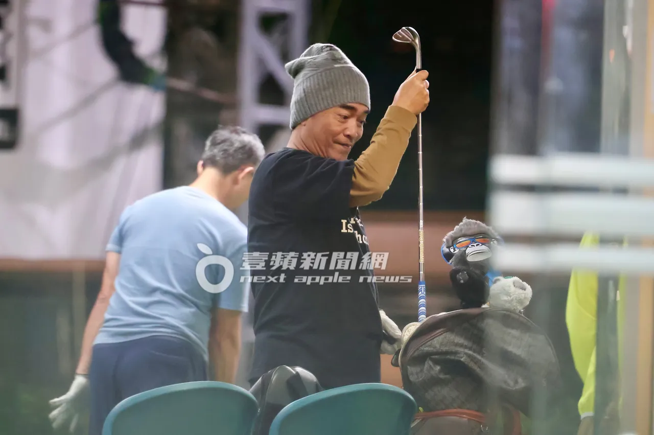 吴宗宪从球袋拿出切杆，做最后的练习。特勤中心摄