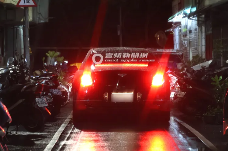 吳宗憲行經狹窄巷弄時，他小心翼翼行駛，駕駛技術純熟。特勤中心攝