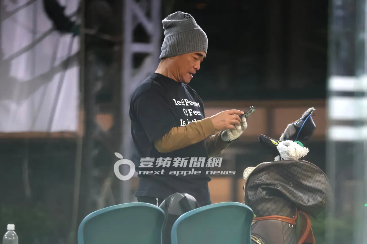 吴宗宪拍下球道和球具的画面传送出去。特勤中心摄