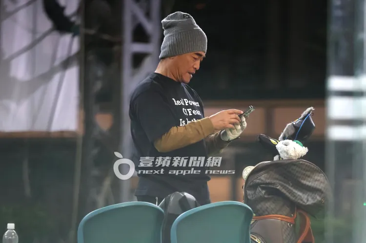 吳宗憲拍下球道和球具的畫面傳送出去。特勤中心攝