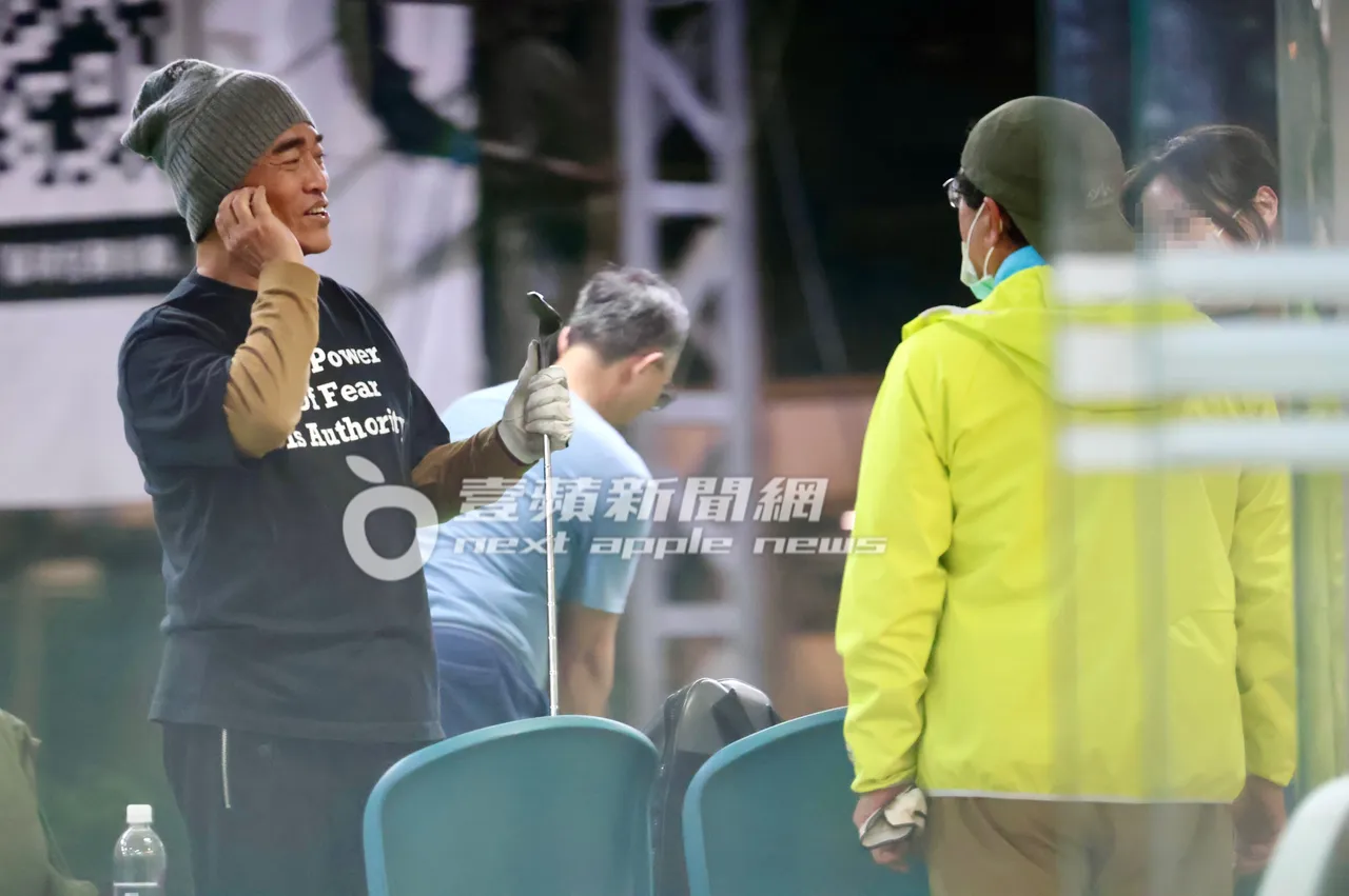 吴宗宪（左）与球友聊天，现场气氛相当欢乐。特勤中心摄