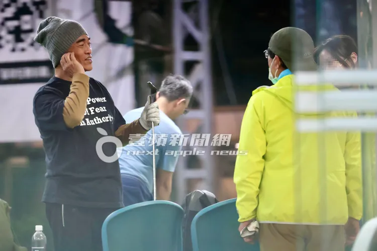 吳宗憲（左）與球友聊天，現場氣氛相當歡樂。特勤中心攝