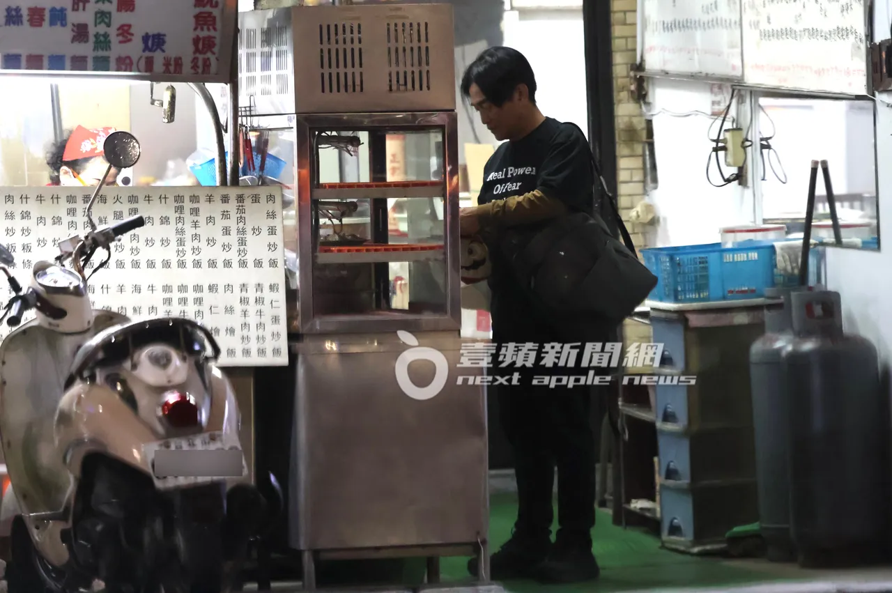 吴宗宪拿出一个超级玛利欧兄弟造型的红色毛绒零钱包付帐。特勤中心摄