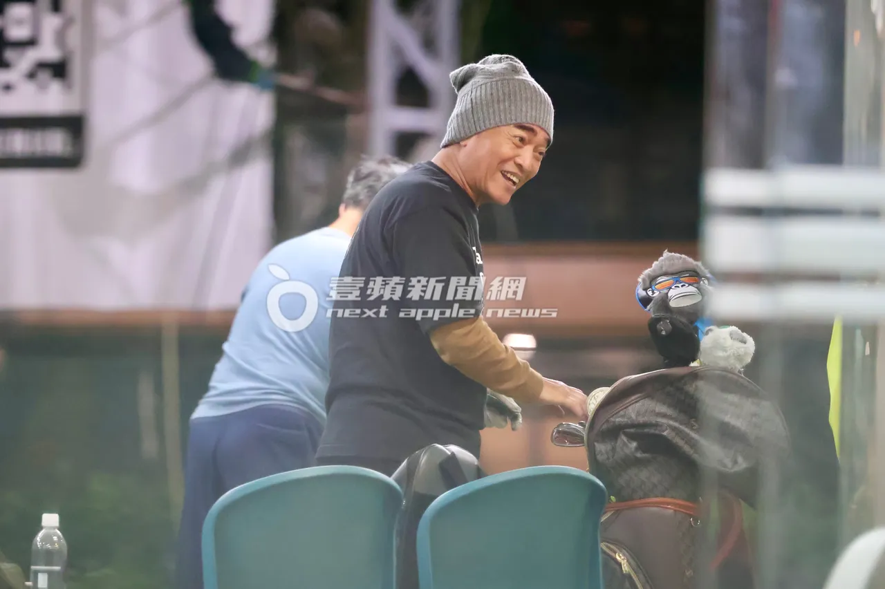 期间有球友认出吴宗宪，他也亲切与球友打招呼。