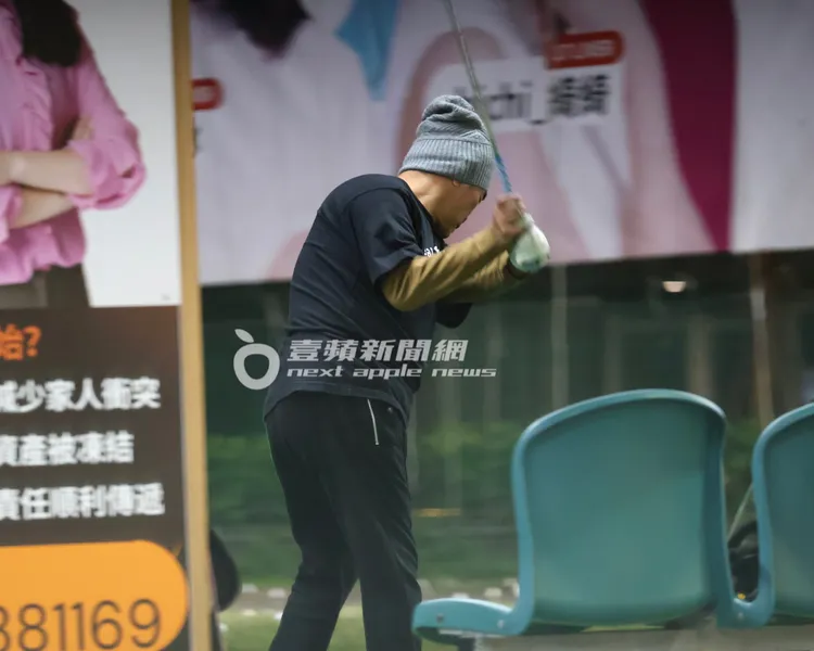 吳宗憲專注練習切桿，一球一球調整揮桿動作。特勤中心攝