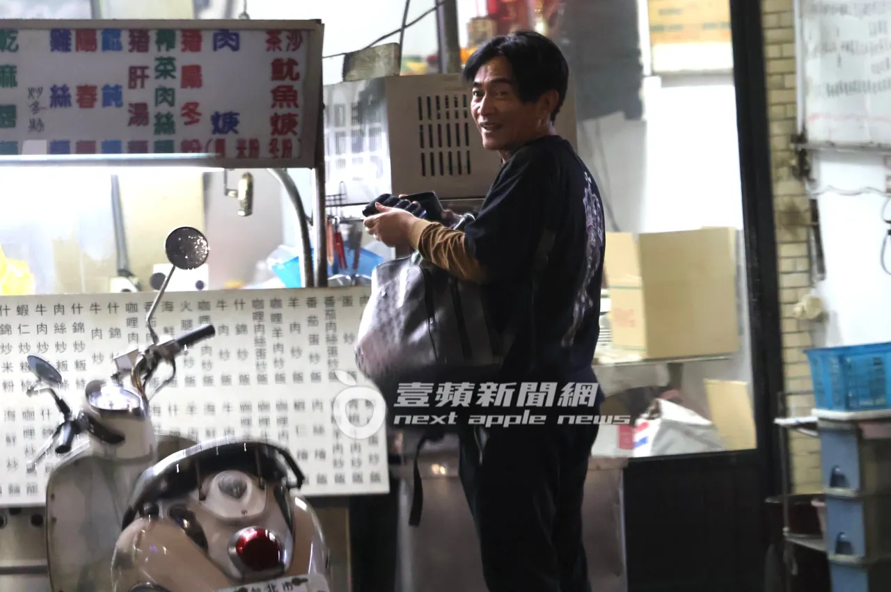 吴宗宪从后背包中掏出打火机与雪茄。特勤中心摄