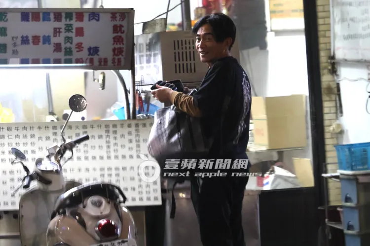 吳宗憲從後背包中掏出打火機與雪茄。特勤中心攝