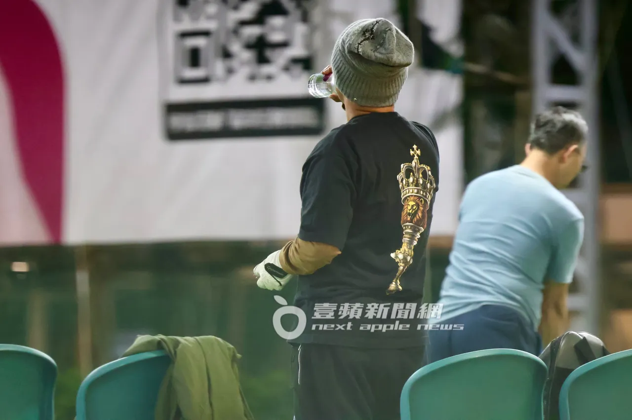 吴宗宪几乎每打10球就稍作休息、喝水。特勤中心摄