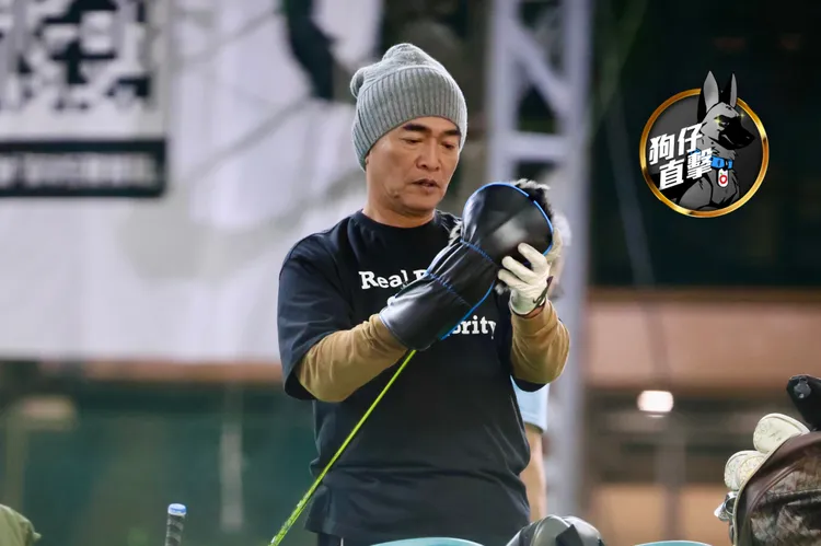 吳宗憲在貝克漢高爾夫球練習場練球後，將木桿套上猩猩造型的球桿套。特勤中心攝