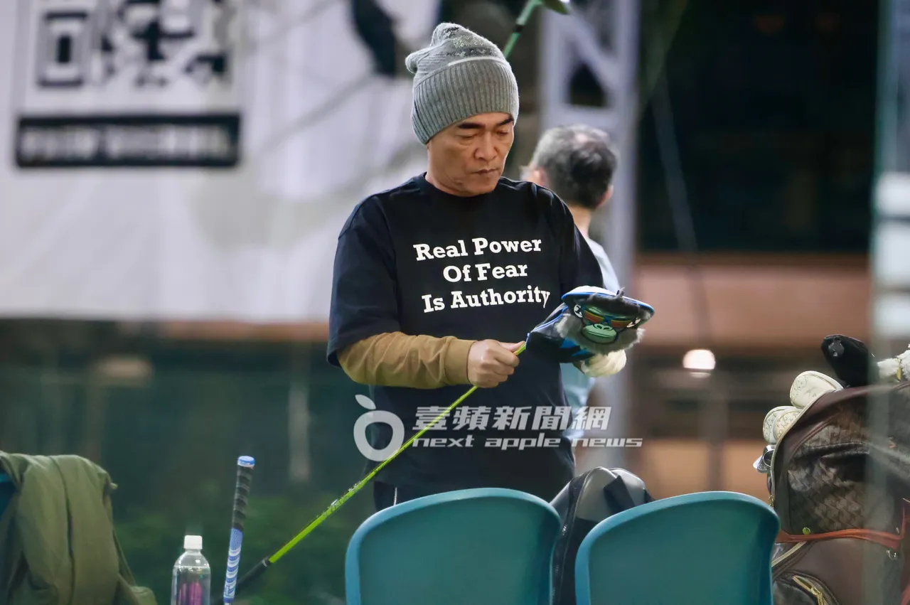 吴宗宪对球杆小心翼翼。特勤中心摄