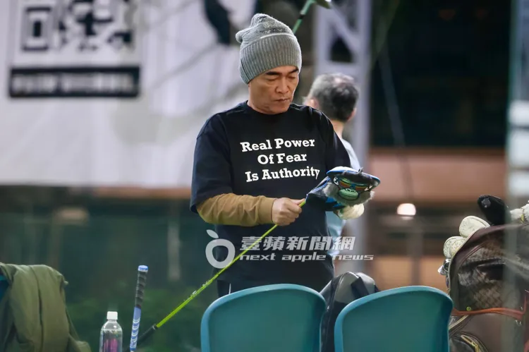 吳宗憲對球桿小心翼翼。特勤中心攝