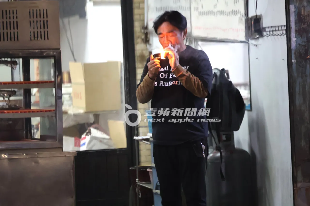 吴宗宪直接在店外点起雪茄抽了起来。特勤中心摄