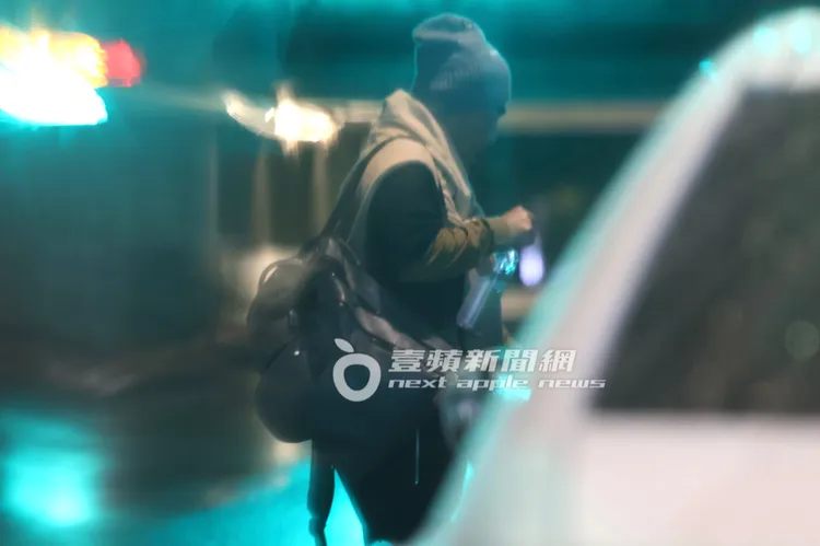 吳宗憲結束練球行程，走向停在路邊的1500萬元賓利車。特勤中心攝