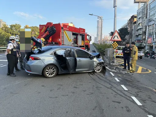 自撞橋墩就落跑！肇事逃逸逃不了　41歲女駕駛下場不妙