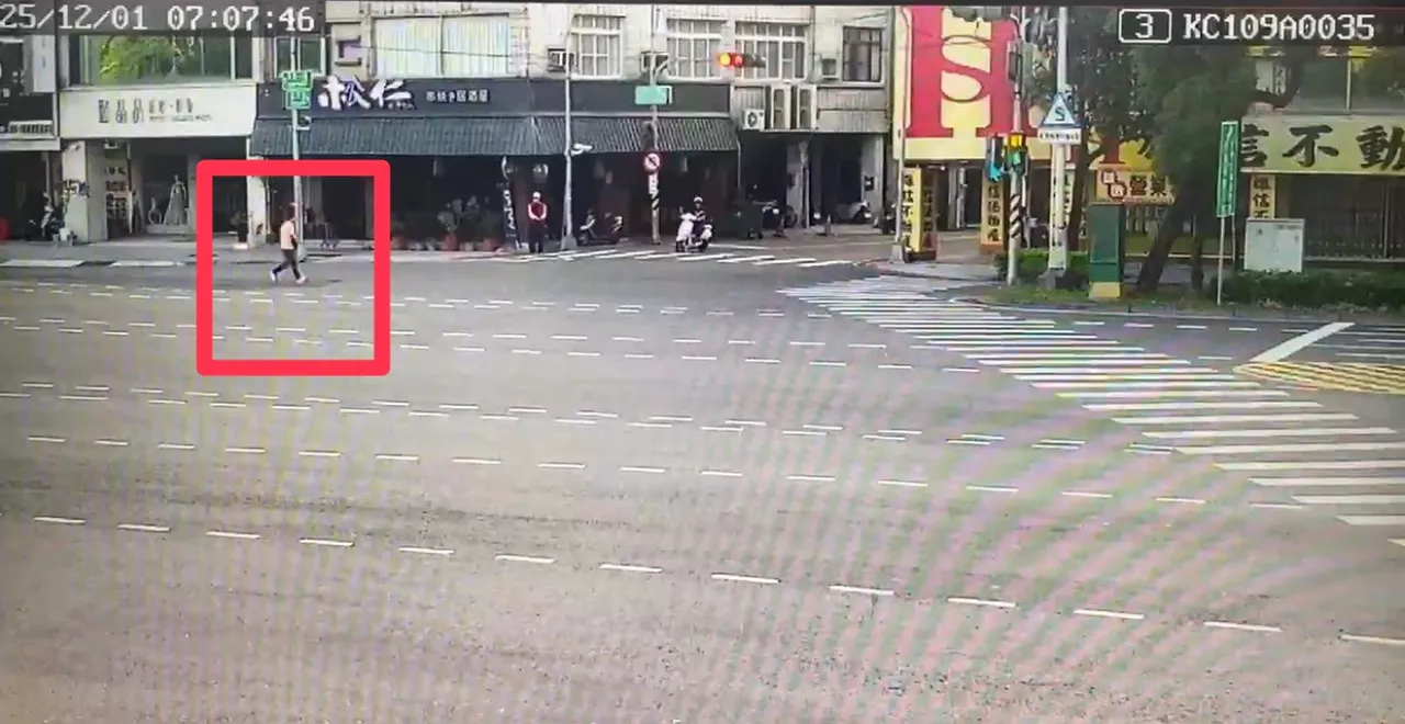 周女自撞橋墩後快步離去。翻攝畫面