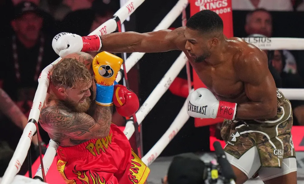 这回应该打真的！网红拳手遭前拳王打断下巴　开刀 7天内只能靠吸管