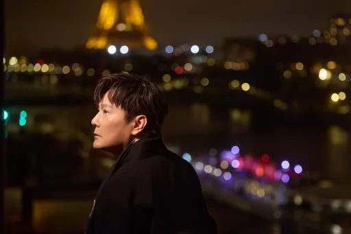 张信哲巴黎开唱不忘孝亲　《守候》MV暗藏法国思想家彩蛋