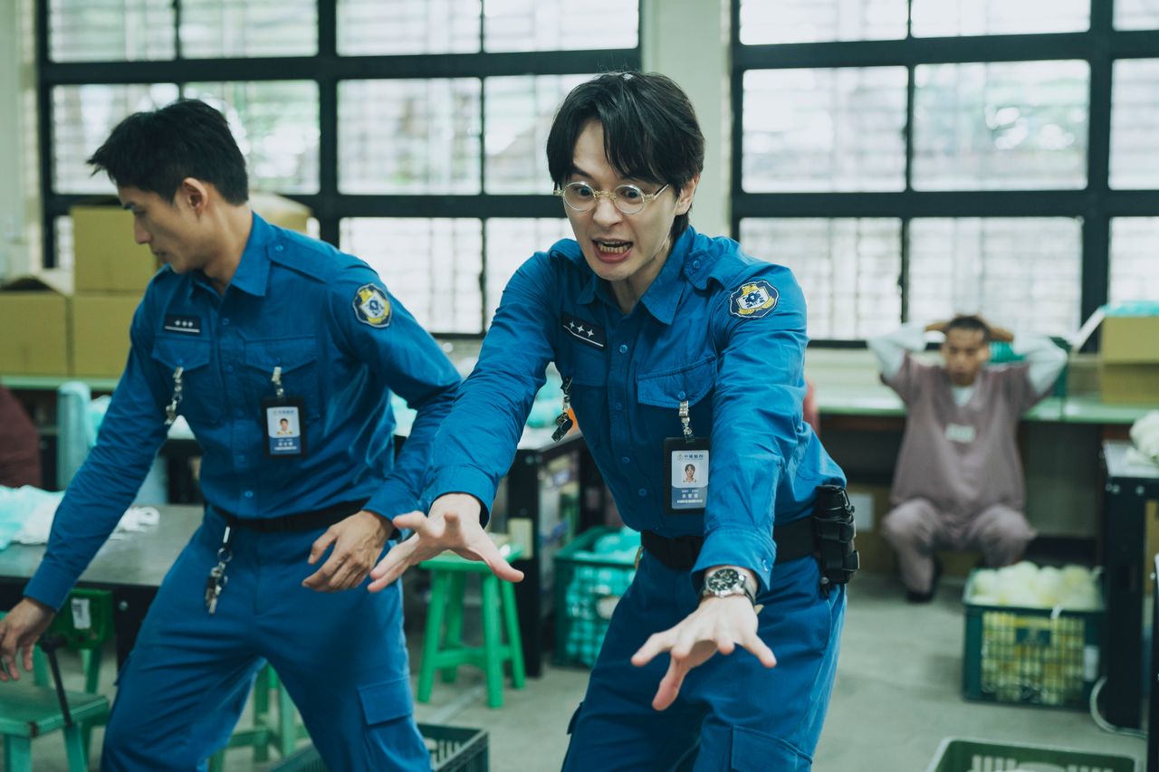 辣椒水一噴全場失控!張軒睿暴動戲拍到全員嚇歪