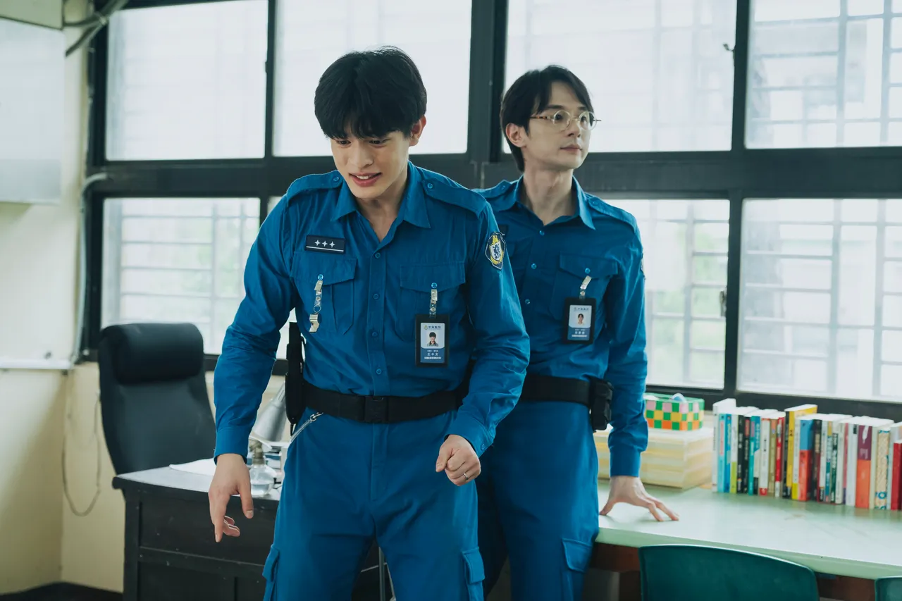 邱以太与张轩睿试用拍摄用的辣椒水道具狂咳不止。爱奇艺国际版、壹壹影业提供