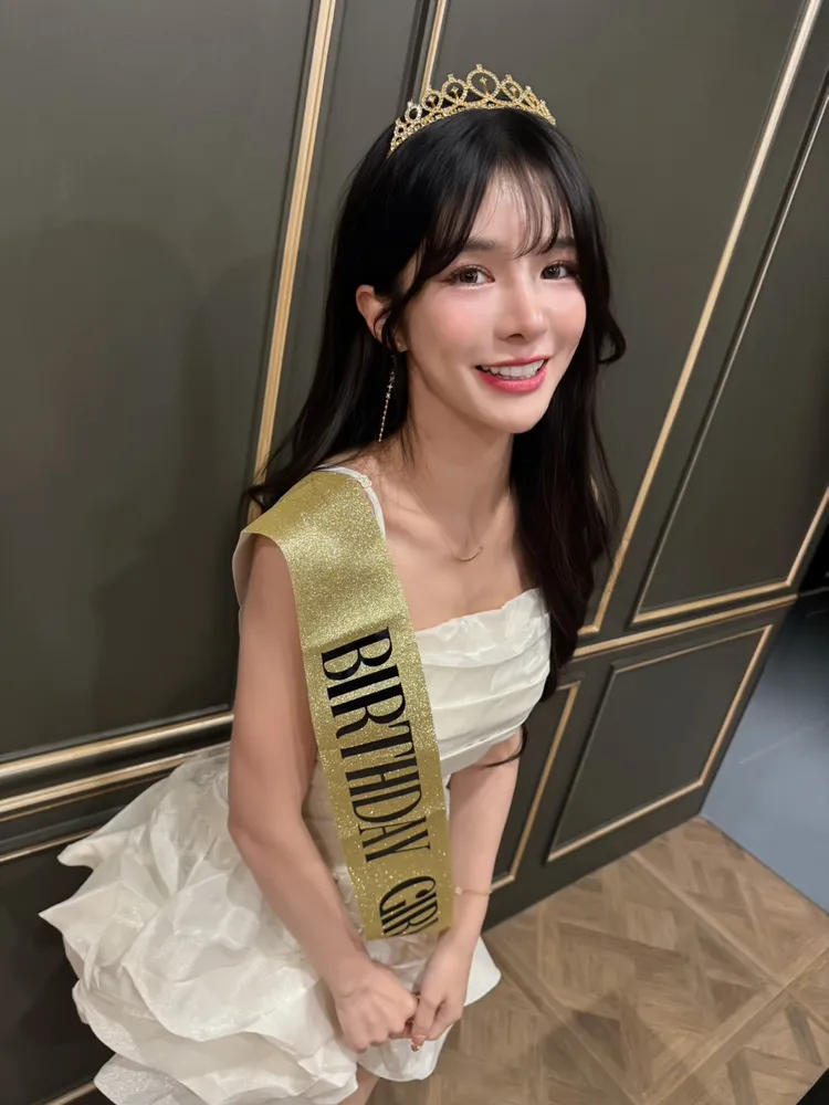 岱縈身著米白洋裝，今年生日願望是「大家都平安健康」。樂天桃猿提供