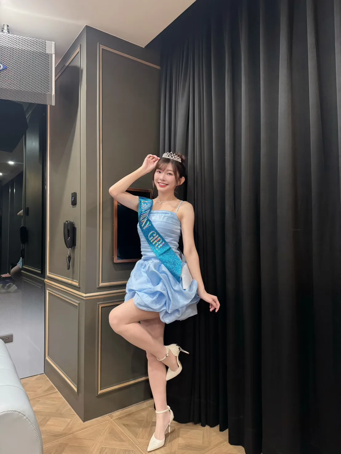 颖乐身著蓝色洋装，许愿「身体健康，平平安安赚大钱」。乐天桃猿提供