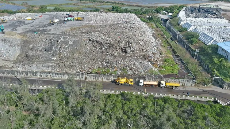 黃偉哲指出，城西二期掩埋場火勢已撲滅，殘火也於1日凌晨處理完畢。翻攝自黃偉哲臉書